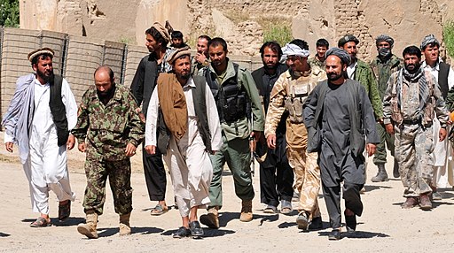 Taliban insurgents turn themselves in to Afghan National Security Forces at a forward operating base in Puza-i-Eshan -a. Crédits : isafmedia, via Flickr, CC BY 2.0