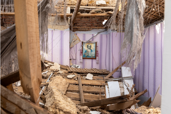 Sud de l’Ukraine, 11 juin 2022, l'icône de la Mère de Dieu dans une église détruite par les bombardements russes. Photo : Drop of Light pour Shutterstock.