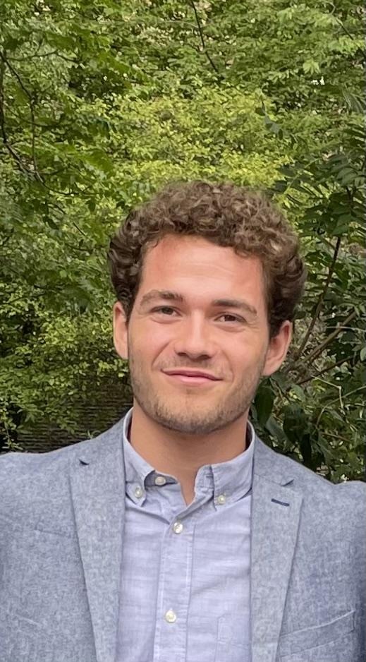 A person smiling for the camera

AI-generated content may be incorrect.