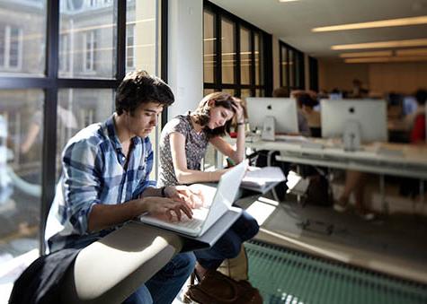 étudiants en train de travailler à la bibliothèque
