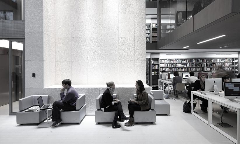 le hall de la bibliothèque avec des étudiants qui travaillent