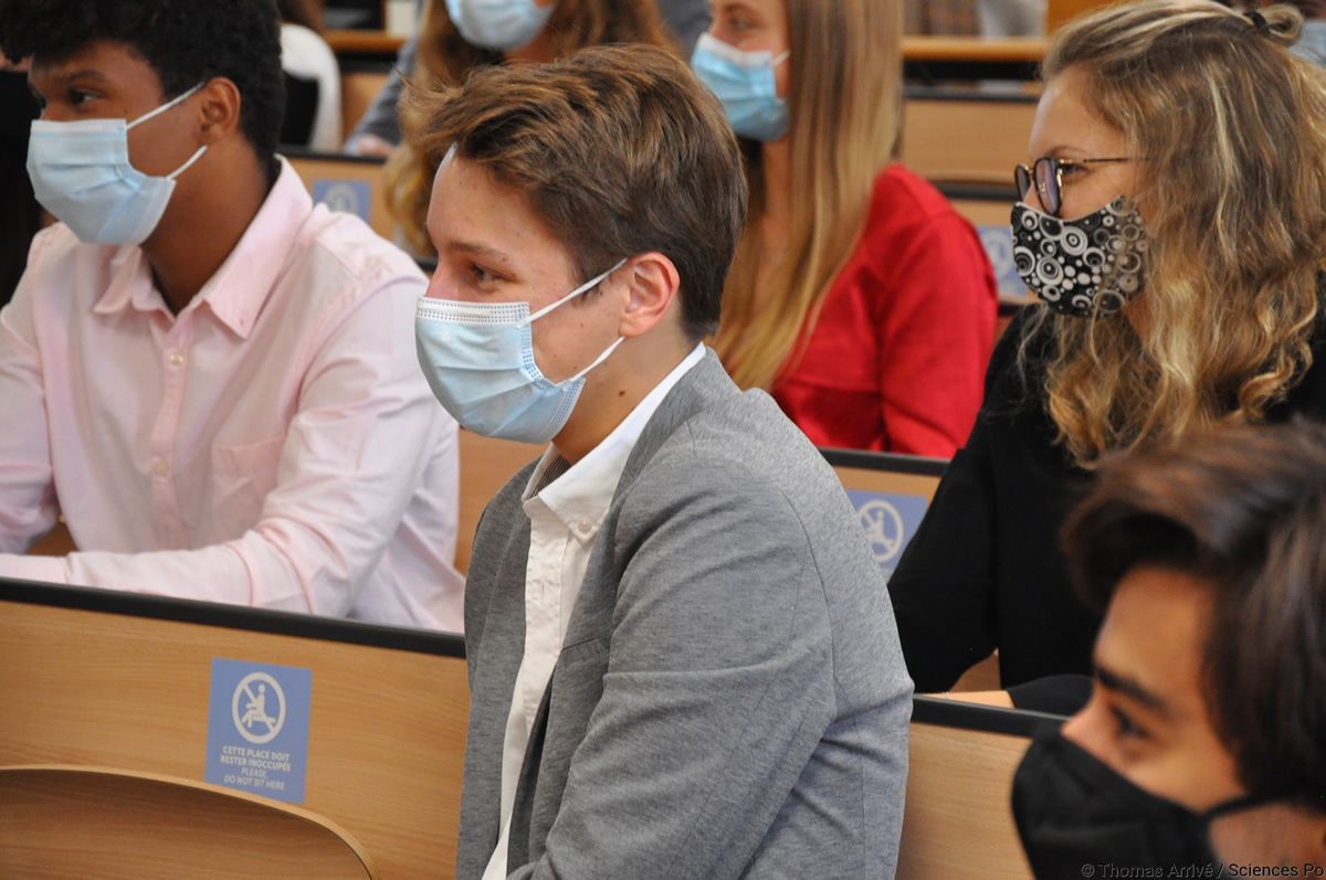 Etudiants masqués en amphithéâtre