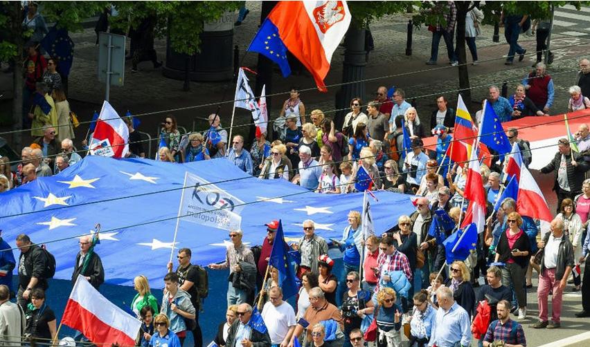 Manifestation célébrant l'entrée de la Pologne en Europe. Varsovie, 18 mai 2019