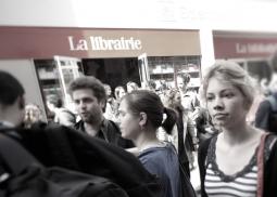 Crédits étudiants devant la librairie de Sciences Po