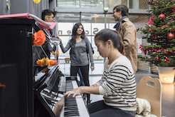 étudiants au piano et en discussion