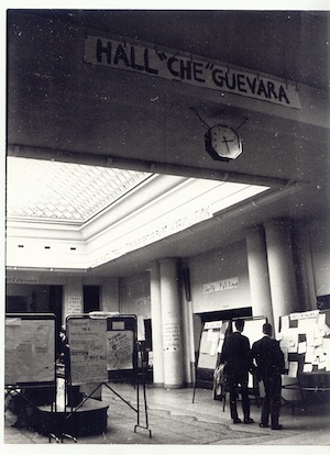 photo d'archives de la Péniche de Sciences Po en 68