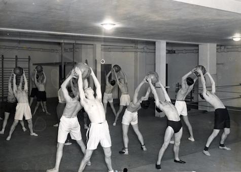 image d'archives d'étudiants pratiquant le sport