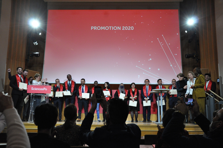 Les diplômés de la promotion 2020 sur la scène de l'amphithéâtre Boutmy ©Thomas Arrivé / Sciences Po