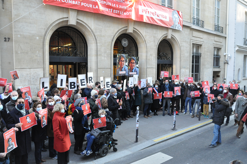 Rassemblement devant le 27 rue Saint-Guillaume ©Thomas Arrivé / Sciences Po
