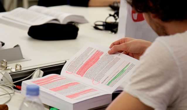 un étudiant à la bibliothèque de Sciences Po